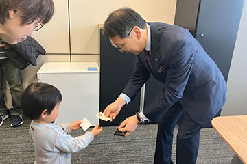 Exchanging business cards with the president